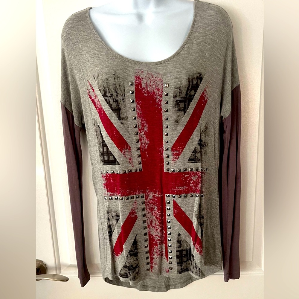 Stylish Women's Gray and Red London Flag Graphic Top